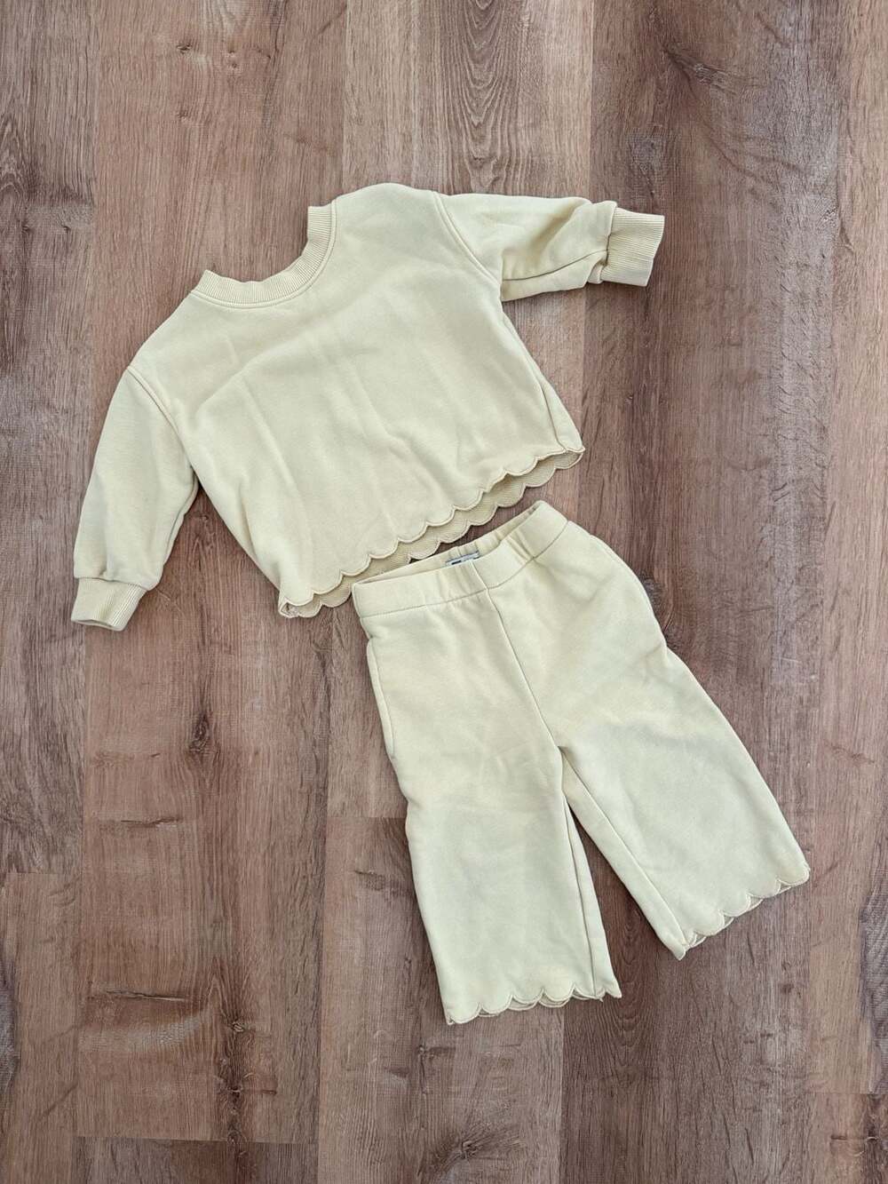 Amazon Essentials x Sofia Grainge Sweatshirt Pant Set Size 18M Yellow
